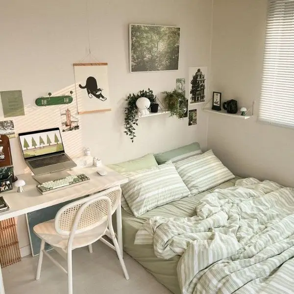 Gunakan Dekorasi Secukupnya di Kamar Kost Estetik Sederhana